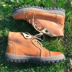 NWOB V-Italia Kiki Light Brown Ankle Boots